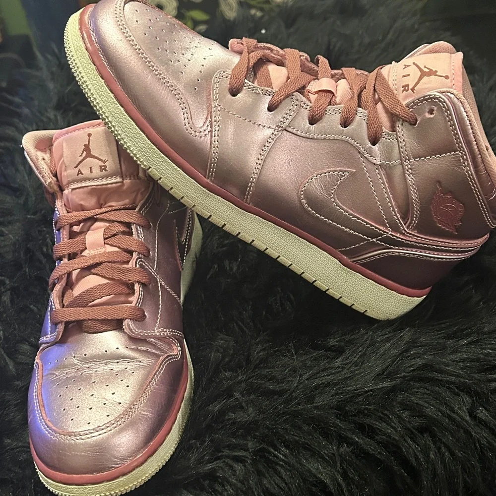 Air Jordan 1 Mid SE GS 'Metallic Pink Rose' Sz 8Y Big Kids HTF sz